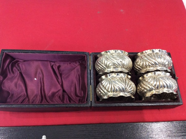 A boxed set of napkin rings - image 4