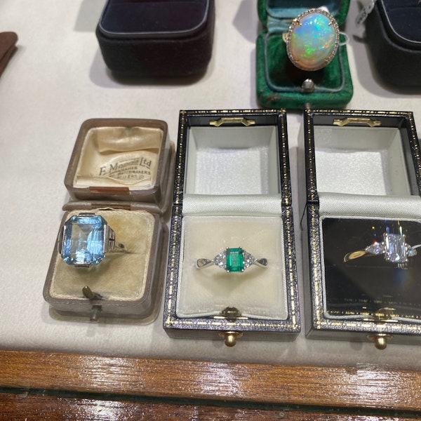 Emerald Diamond Ring in 18ct White Gold date circa 1980 SHAPIRO & Co since1979 - image 5