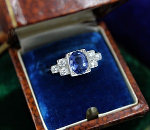 Downstairs at Grays: A very fine Art Deco Style Sapphire and Diamond Engagement Ring mounted in Platinum, Mid - Late 20th Century