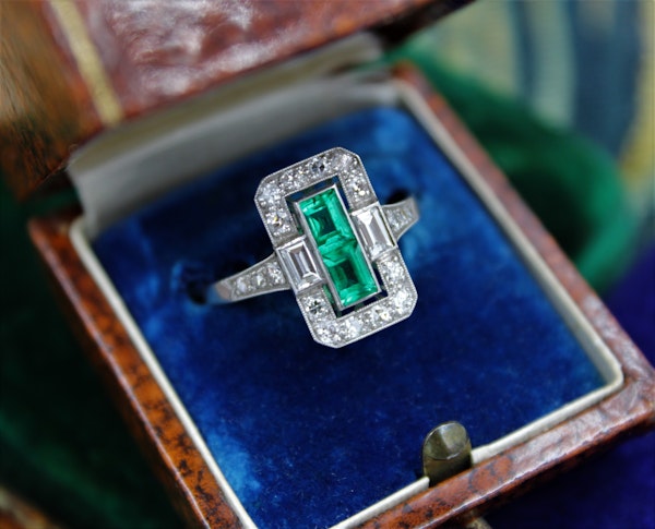 A very fine oblong Emerald & Diamond Ring set in Platinum, English, Circa 1930 - image 1