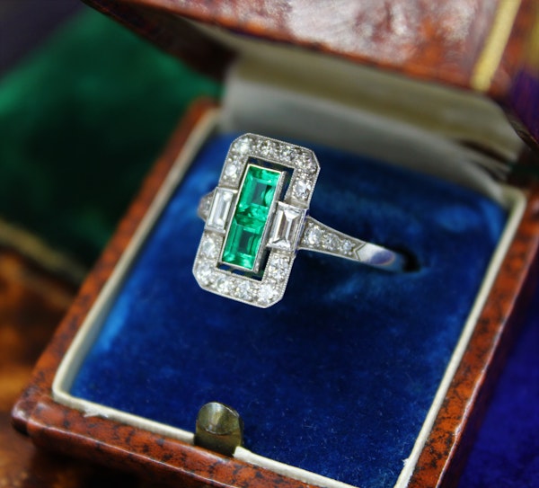 A very fine oblong Emerald & Diamond Ring set in Platinum, English, Circa 1930 - image 2