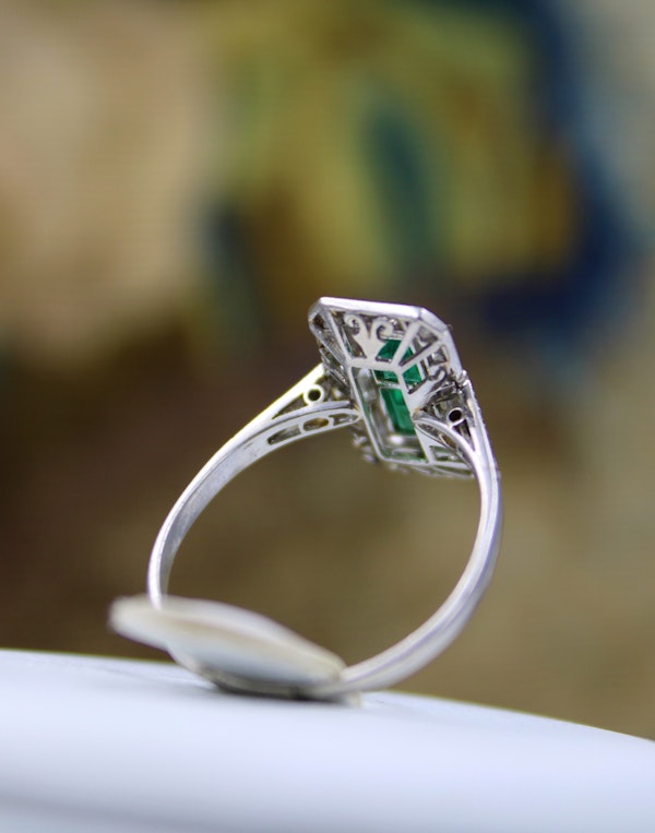 A very fine oblong Emerald & Diamond Ring set in Platinum, English, Circa 1930 - image 3