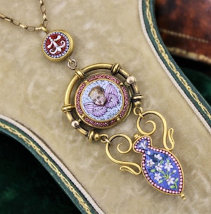Downstairs at Grays: An extremely fine "Putti" Micro Mosaic Pendant set in High Carat Yellow Gold, English, Circa 1880