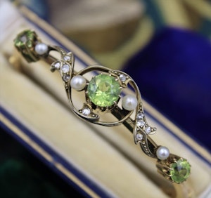 Downstairs at Grays: A very fine Peridot, Diamond and Pearl Bangle mounted in 15ct Yellow Gold, English, Circa 1905