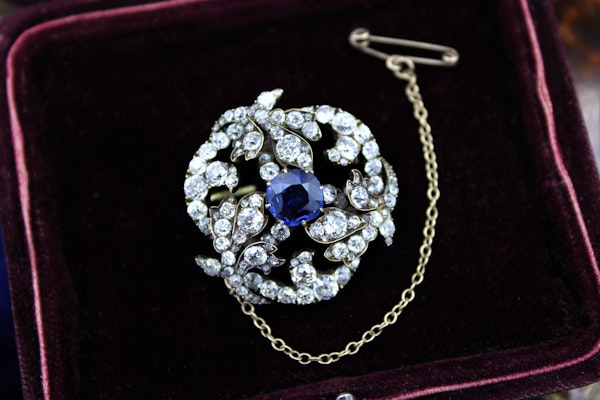 A superb Sapphire & Diamond Foliate Swirl Brooch, Russian, Circa 1900 - image 2