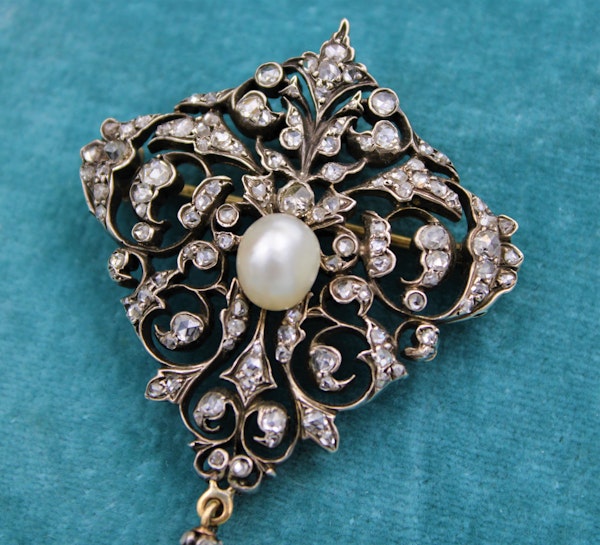 An exceptionally finely worked Natural Pearl & Diamond Brooch/Pendant set in 18ct Yellow Gold & Silver, French, Circa 1870 - image 3