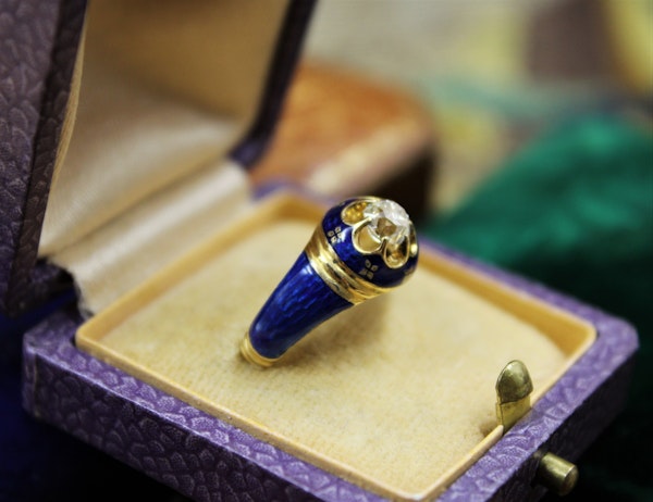 A very fine Diamond and Blue Enamel Mourning Ring set in 18ct Yellow Gold, English, Circa 1850 - image 2