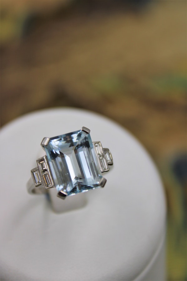 A very beautiful Platinum (marked) Aquamarine of approximately 8 Carats and Diamond stepped shouldered Ring, Mid 20th Century. - image 2