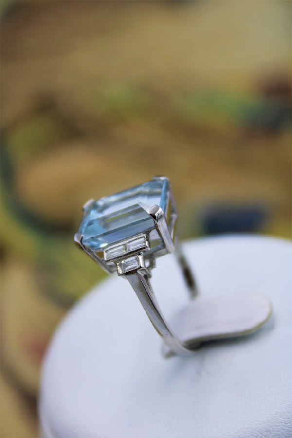 A very beautiful Platinum (marked) Aquamarine of approximately 8 Carats and Diamond stepped shouldered Ring, Mid 20th Century. - image 3