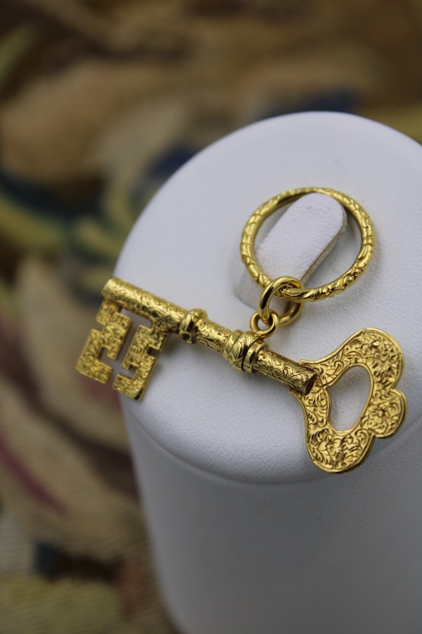 An extremely finely worked 9 Carat (tested) Yellow Gold Key Pendant, Circa 1905. - image 2