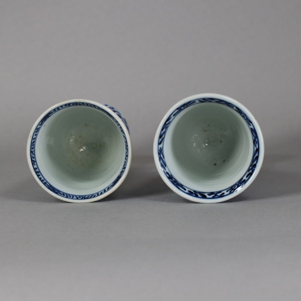 Pair of Chinese blue and white stem cups, Kangxi (1662-1722) - image 2