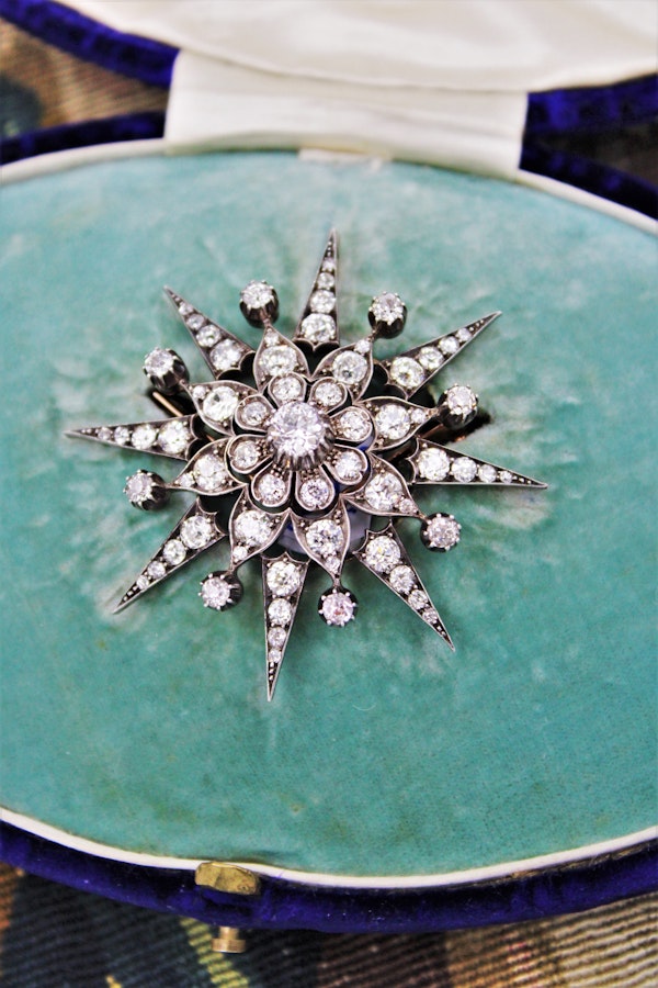 An exquisite Victorian Diamond Starburst Brooch / Pendant / Hair Ornament mounted in 10 Carat Rose Gold & Silver - Tipped, English, Circa 1880. - image 3