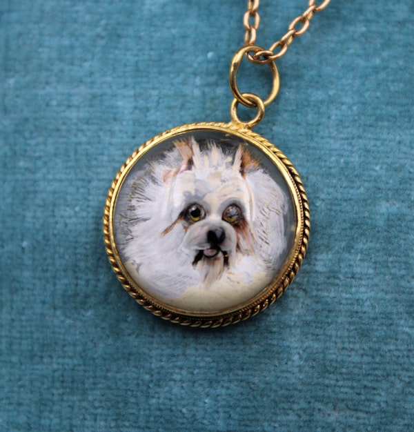 A very fine "Essex Crystal" Pendant depicting a Dog set in 15ct Yellow Gold, English, Circa 1890 - image 2