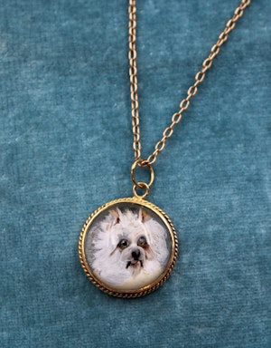 Downstairs at Grays: A very fine "Essex Crystal" Pendant depicting a Dog set in 15ct Yellow Gold, English, Circa 1890