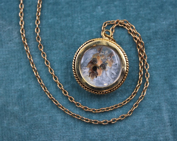 A very fine "Essex Crystal" Pendant depicting a Dog set in 15ct Yellow Gold, English, Circa 1890 - image 3