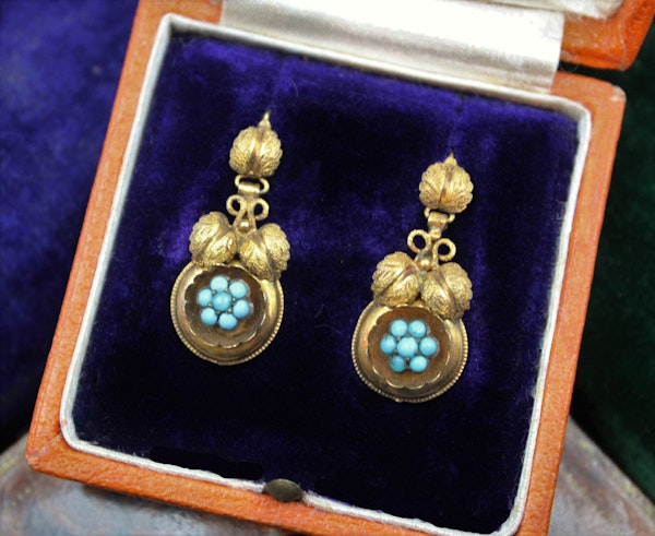 A fine pair of Victorian Foliate Drop Turquoise Earrings in High Carat Yellow Gold, English, Circa 1870 - image 1