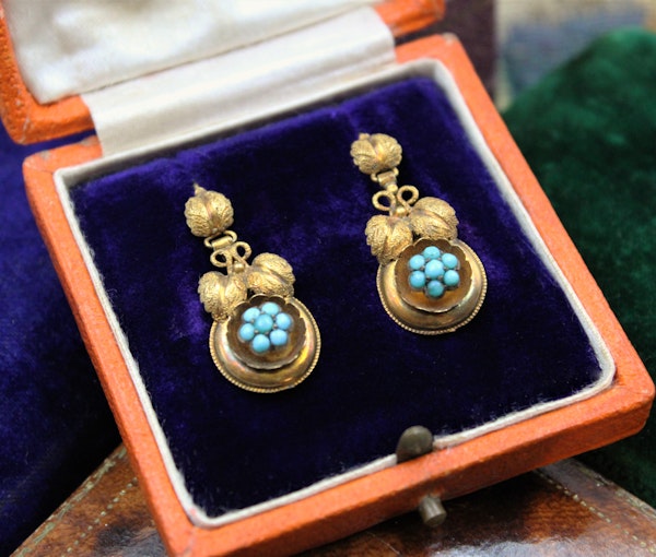 A fine pair of Victorian Foliate Drop Turquoise Earrings in High Carat Yellow Gold, English, Circa 1870 - image 2