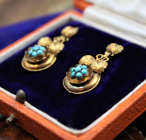 A fine pair of Victorian Foliate Drop Turquoise Earrings in High Carat Yellow Gold, English, Circa 1870 - image 3