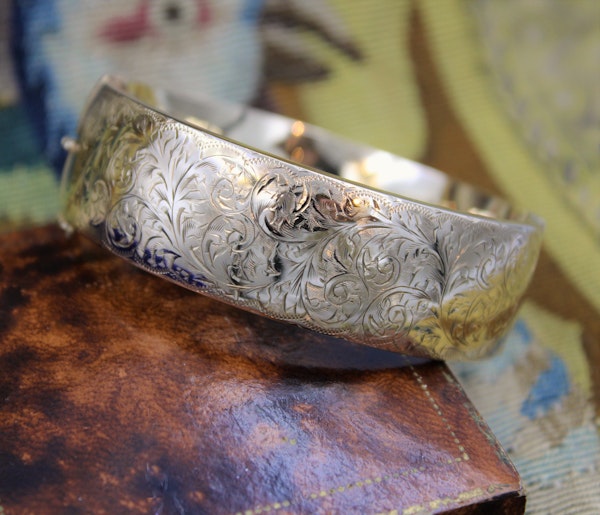 An exceptional and finely engraved 9ct Yellow Gold Bangle, English, Circa 1917 - image 2