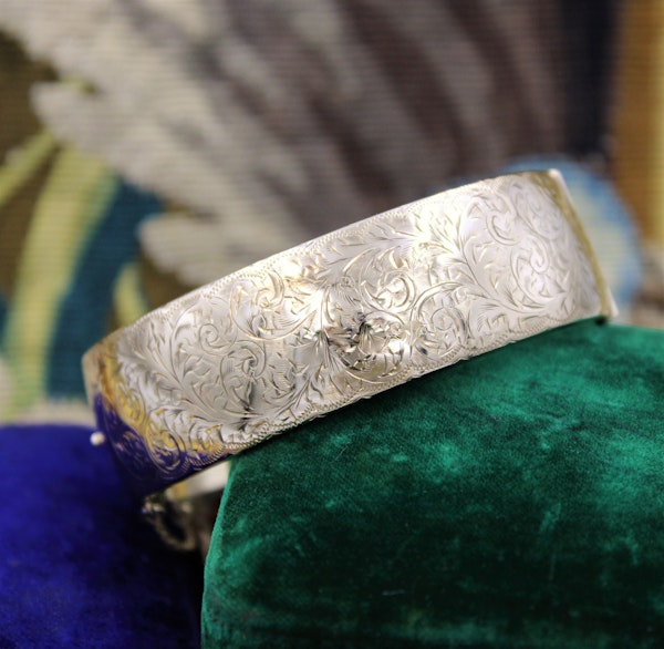 An exceptional and finely engraved 9ct Yellow Gold Bangle, English, Circa 1917 - image 1
