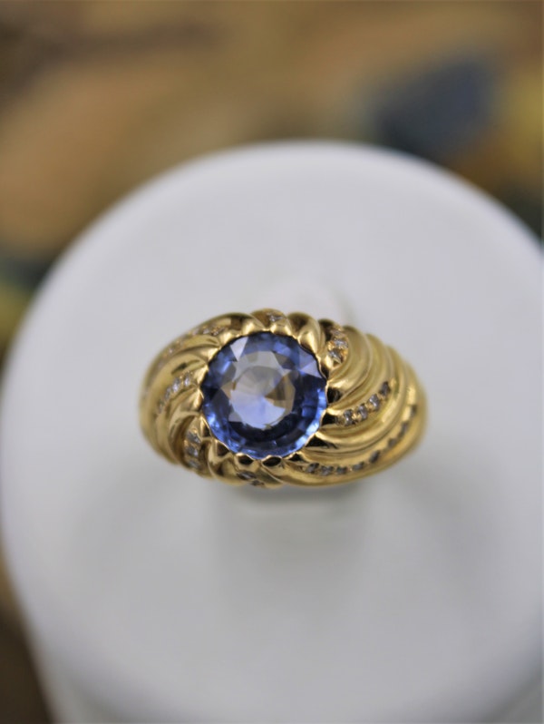 A very fine Natural Sapphire and Diamond Ring mounted in 18ct Yellow Gold, French, Circa 1960 - image 3