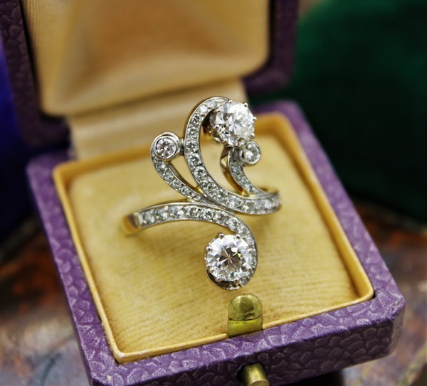 A very fine Belle Epoque Diamond Ring mounted in 18ct Yellow Gold & Platinum, French, Circa 1905 - image 3