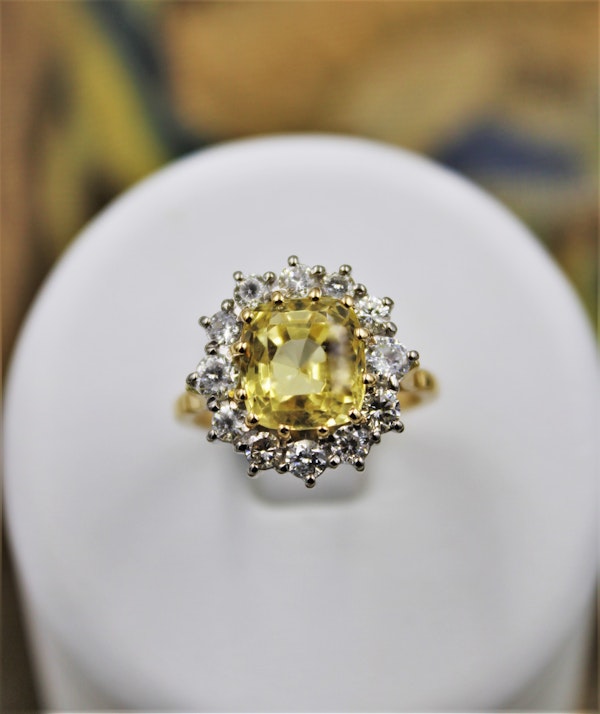 A very fine Natural Yellow Sapphire & Diamond Ring set in 18ct White & Yellow Gold, Circa 1985 - image 4