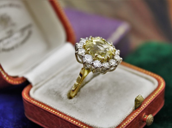 A very fine Natural Yellow Sapphire & Diamond Ring set in 18ct White & Yellow Gold, Circa 1985 - image 3