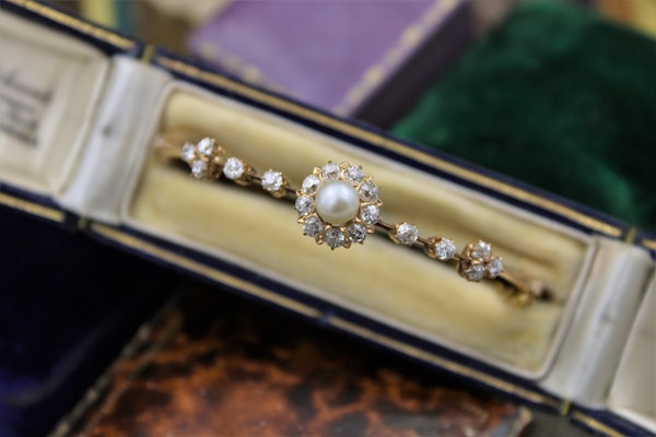 A very fine Victorian Pearl & Diamond Cluster Bangle set in High Carat Yellow Gold, English, Circa 1900 - image 2