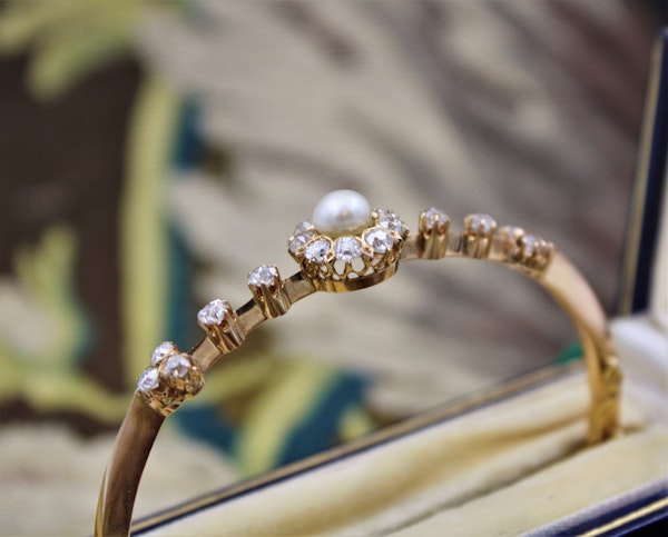 A very fine Victorian Pearl & Diamond Cluster Bangle set in High Carat Yellow Gold, English, Circa 1900 - image 5