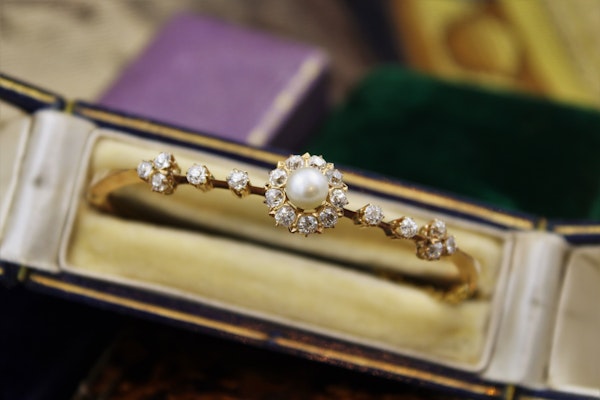 A very fine Victorian Pearl & Diamond Cluster Bangle set in High Carat Yellow Gold, English, Circa 1900 - image 4