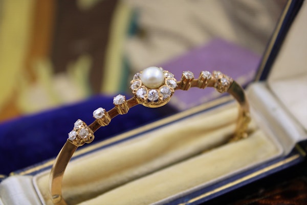 A very fine Victorian Pearl & Diamond Cluster Bangle set in High Carat Yellow Gold, English, Circa 1900 - image 3