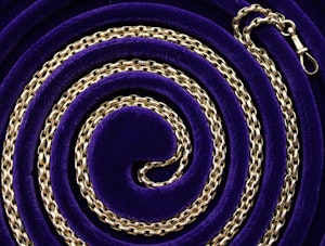 A very fine Victorian Long Guard in 9ct Gold with its original Claw Clasp, English, Circa 1880