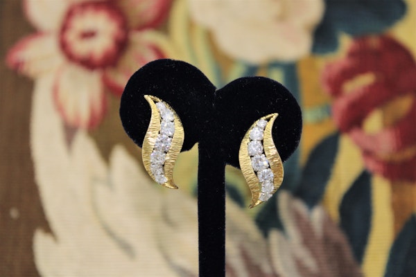 A very fine pair of Diamond & 18 Carat Yellow Gold (marked) Earrings, English, Circa 1980. - image 1
