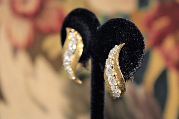 A very fine pair of Diamond & 18 Carat Yellow Gold (marked) Earrings, English, Circa 1980. - image 3