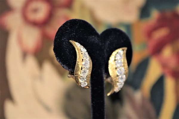 A very fine pair of Diamond & 18 Carat Yellow Gold (marked) Earrings, English, Circa 1980. - image 4