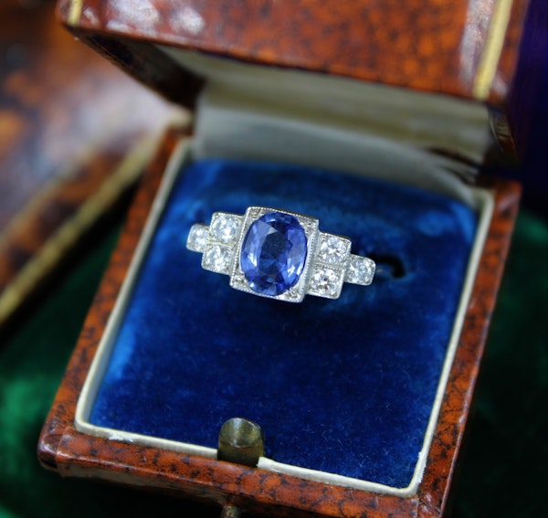 A very fine Art Deco Style Sapphire and Diamond Ring mounted in Platinum, Mid - Late 20th Century - image 2