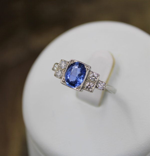 A very fine Art Deco Style Sapphire and Diamond Engagement Ring mounted in Platinum, Mid - Late 20th Century - image 3