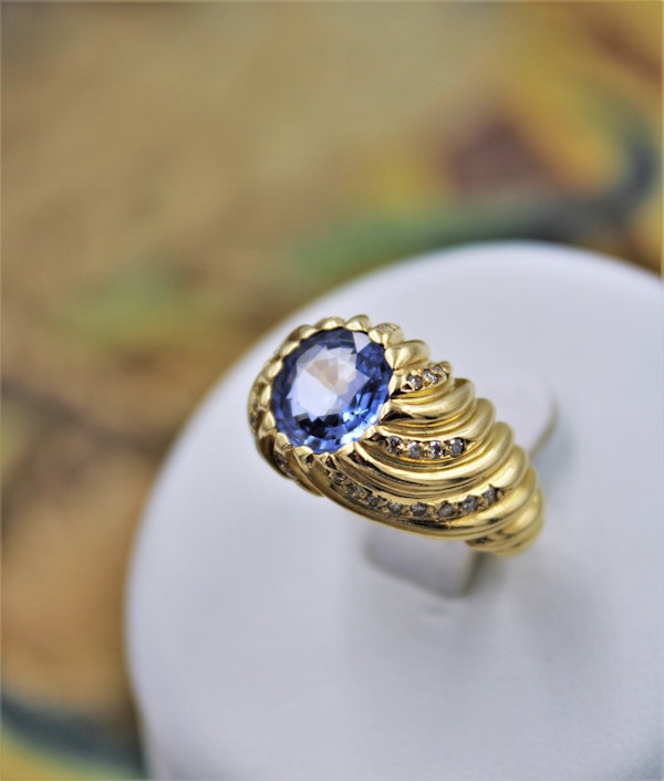 A very fine Natural Sapphire and Diamond Ring mounted in 18ct Yellow Gold, French, Circa 1960 - image 4