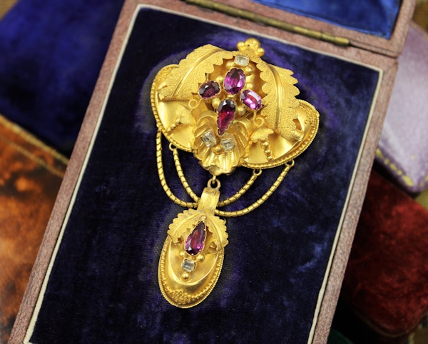 An extremely beautiful Victorian Almandine Garnet Pendant/Brooch mounted in 15ct Yellow Gold, English, Circa 1860 - image 1