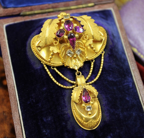 An extremely beautiful Victorian Almandine Garnet Pendant/Brooch mounted in 15ct Yellow Gold, English, Circa 1860 - image 4