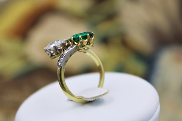 An exceptional Colombian Emerald & Diamond Ring mounted in 18 ct Yellow Gold & Platinum, English,Circa 1910 - image 5