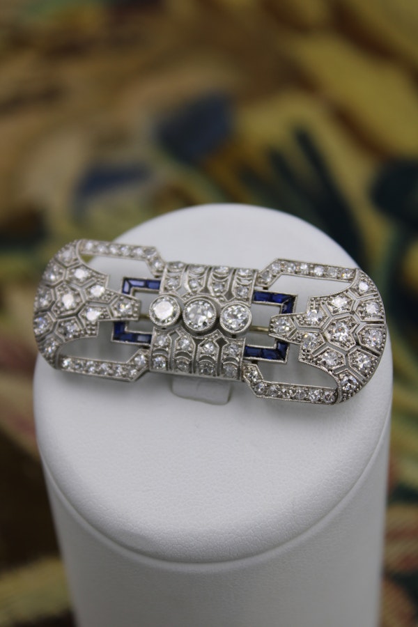 A very fine Platinum, Diamond and "Calibre cut" Sapphire "Art Deco" Brooch, Circa 1930. 5,750.00 - image 2