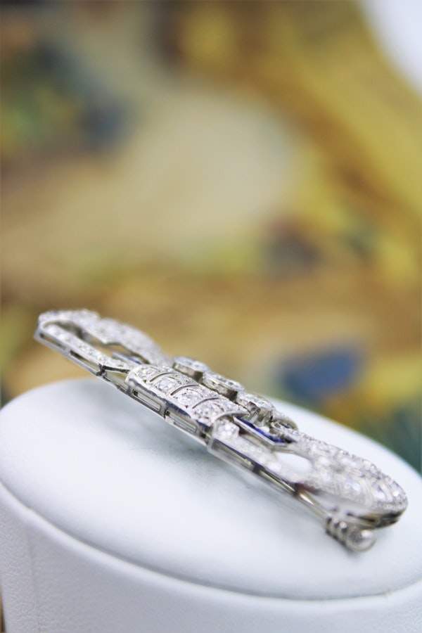 A very fine Platinum, Diamond and "Calibre cut" Sapphire "Art Deco" Brooch, Circa 1930. 5,750.00 - image 3