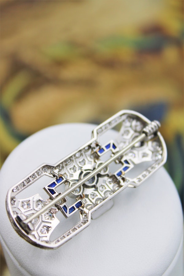 A very fine Platinum, Diamond and "Calibre cut" Sapphire "Art Deco" Brooch, Circa 1930. 5,750.00 - image 4