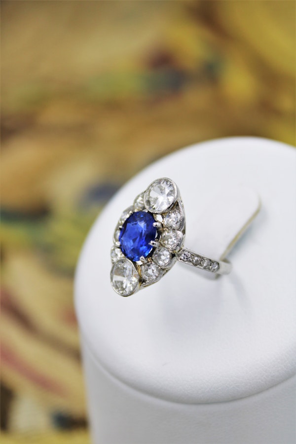 An extraordinary example of an "Art Deco" Sapphire, Diamond & Platinum Ring, Circa 1920-1930. - image 2
