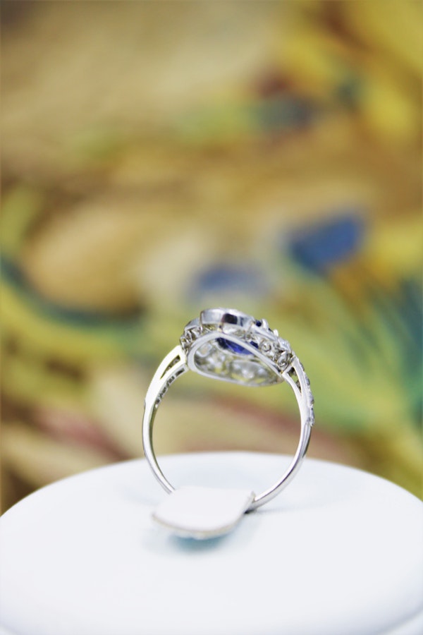An extraordinary example of an "Art Deco" Sapphire, Diamond & Platinum Ring, Circa 1920-1930. - image 4