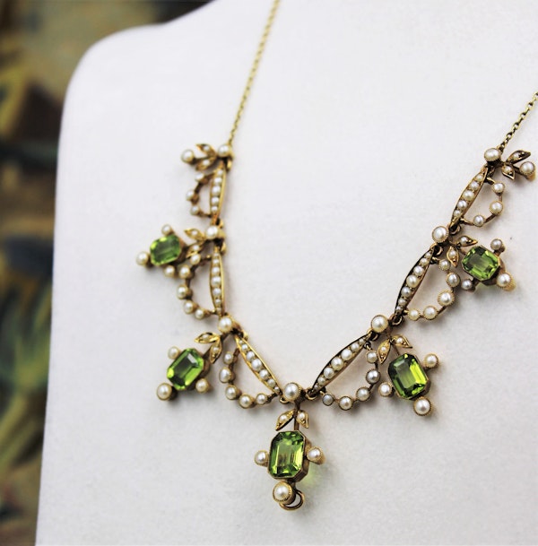 An exquisite Peridot & Seed Pearl Festoon La Belle Époque Necklace with a matching Quatrefoil style detachable Pendant/Brooch in 15 Carat Yellow Gold, English, Circa 1900 - image 2
