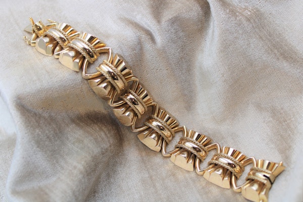 An exceptional example of a French Retro Heavy Yellow Gold Bracelet, French, Circa 1940 - image 2