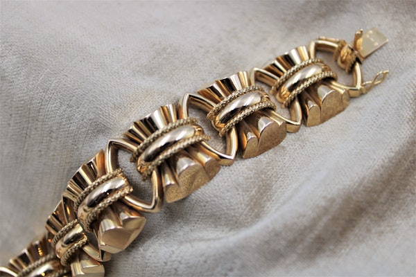 An exceptional example of a French Retro Heavy Yellow Gold Bracelet, French, Circa 1940 - image 3